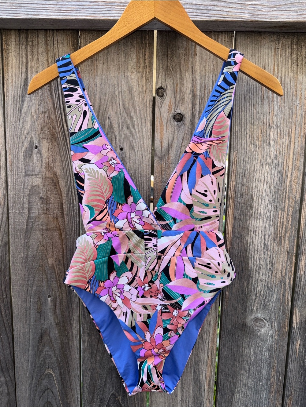 Hurley plunging V-neckline one piece swimsuit Size Medium